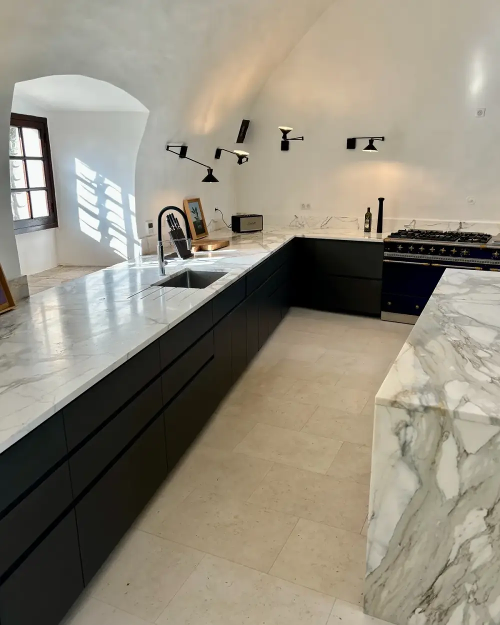 cuisine-en-marbre-blanc-calacatta (13)